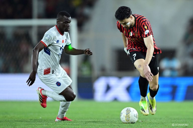 USMA : Des supporters menacent les joueurs derrière le but lors du match CC CAF