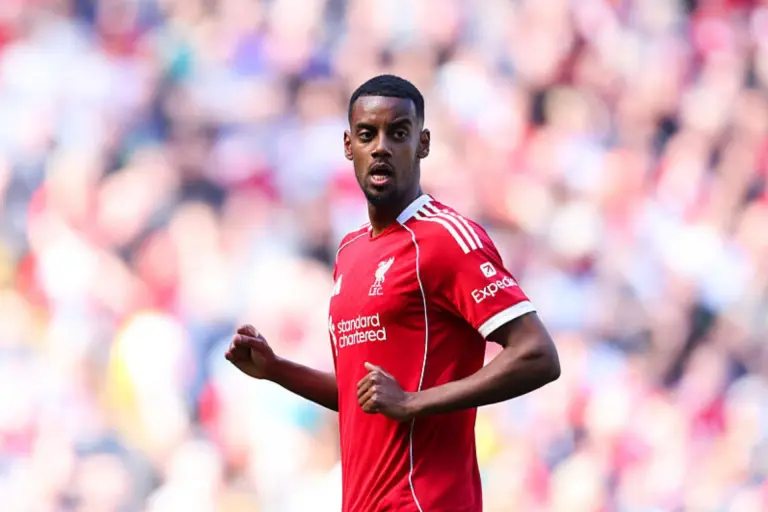 Liverpool : Arne Slot dévoile la raison de l’absence Frimpong et Isak contre Aston Villa